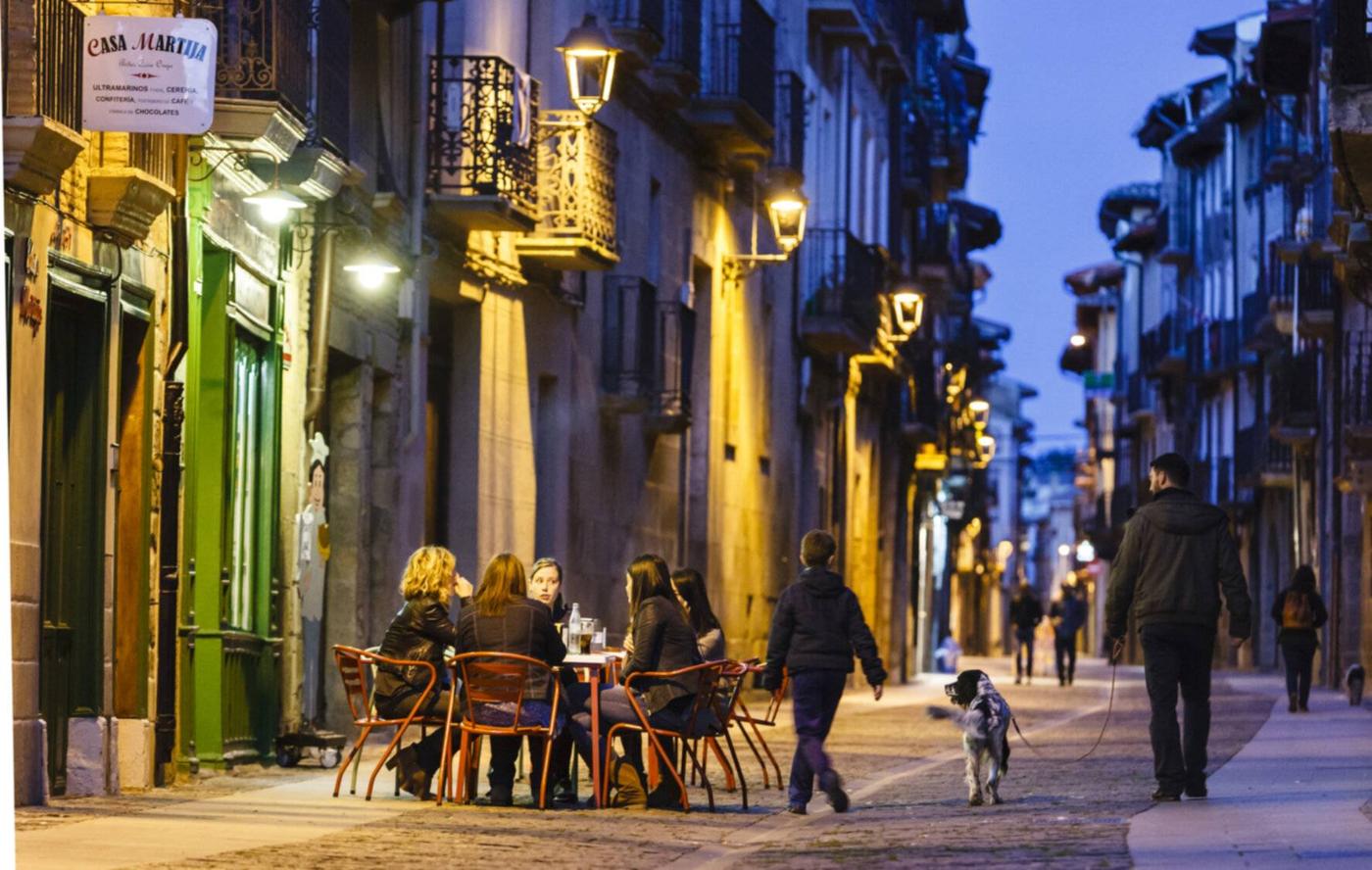 Grupo de chicas en una terraza de un casco antiguo